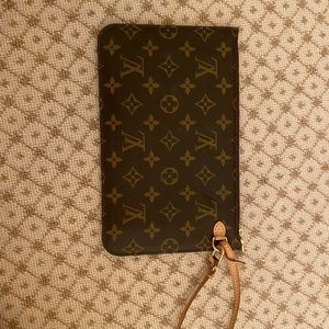 louis vuitton neverfull pouch!!!